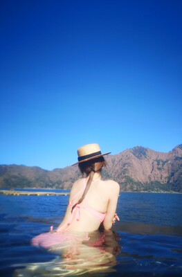 皮肤白还好，黑的话更显黑。但是颜色很亮，荧光橘粉。