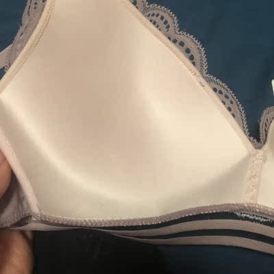 粉色好喜欢 黑色的也很好看 感觉薄杯内衣好舒服 宝贝的质量也很不错 仔细检查了一下 没啥线头做工也精细