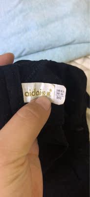 图一是淘宝旗舰店买的，图二是我实体店买的，这卖的是爱戴吗，以后可不敢再买了，质量差的不是一点，吊牌也剪了随便穿穿吧