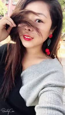 颜色真的是超级超级超级美，厚薄适中的那种，非常适合小胸或平胸的妹子，这款内衣简直是神器，而且非常舒服，穿上真的变得大了，有沟了。聚拢效果杠杠的，既简单又不失性感。而且厚度也是我想要的。质感也还不错。物美价廉。这次的购物我很满意。