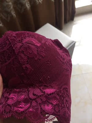 蕾丝上全是毛球，第一感觉就像是次品