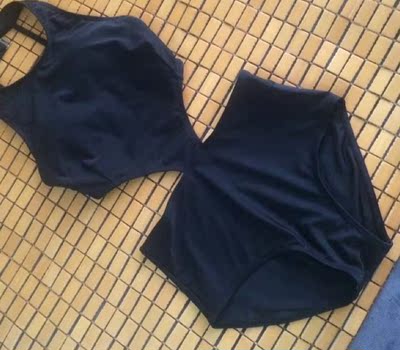 宝宝们！！半，价买滴哟！公 总~号搜：【竹竹秋】再去买，真的不错！！！！排在最上面的那个才是哦！！我11.身高165选的那个推荐码子，有点偏大，不是很井绳，东西可以，泳衣很好，挺不错的。穿上超级好看，性价比非常高。我很满意，感觉质量和一百多的差不多，挺喜欢的上身好看很好的购物体验实物和图片是一样的 质量不错 建议可以入手。物流8太快了谢谢店主。我11.身高165选的那个推荐码子，