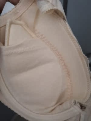 有钢圈然后硌 因为聚拢所以穿起来会有束缚 不太习惯 然后两个钢圈中间交界处很硌人 很硬 内衣很薄 里面小海绵厚海绵 很容易掉出来所以钢圈感受到格外明显 感觉有点不习惯。没穿习惯还是慎重吧 聚拢还是很有压力的 然后内衣带子那个调节带子长度的小扣扣在后面 很不顺手 自己很难调整 个人觉得还需改进