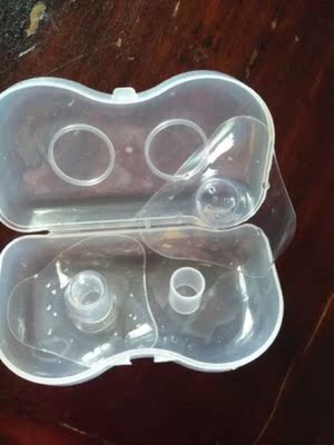 薄薄的，很软，没有异味，孩子吃奶不费力气，喂奶减轻疼痛感，可高温消毒。很方便。有独立小盒子，很满意，很干净卫生薄薄的，很软，没有异味，孩子吃奶不费力气，喂奶减轻疼痛感，可高温消毒。很方便。有独立小盒子，很满意，很干净卫生