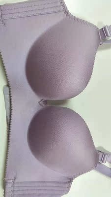 非常满意，很漂亮，杯型贴合度很好，大小合适，料子穿上也很舒服，做工精细，不会勒，内衣面料柔软，穿上舒适度高，一点也不硬，穿上不扎肉，厚度适中，穿上透气性好，内衣扣子质量也很好，穿上不会磨皮肤。穿上后效果也很好，有型，侧比比较高，收副乳效果很好。可以收多余脂肪。有塑形效果，肩带长短合适，无痕的比较好配衣服，物流很给力，两天就收到货了。喜欢的可以买，推荐这家哦。
