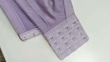 非常满意，很漂亮，杯型贴合度很好，大小合适，料子穿上也很舒服，做工精细，不会勒，内衣面料柔软，穿上舒适度高，一点也不硬，穿上不扎肉，厚度适中，穿上透气性好，内衣扣子质量也很好，穿上不会磨皮肤。穿上后效果也很好，有型，侧比比较高，收副乳效果很好。可以收多余脂肪。有塑形效果，肩带长短合适，无痕的比较好配衣服，物流很给力，两天就收到货了。喜欢的可以买，推荐这家哦。