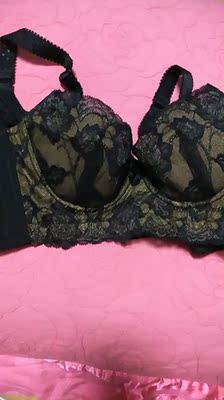 很漂亮哦，有点金闪闪的，内衣档次挺高的，不错！