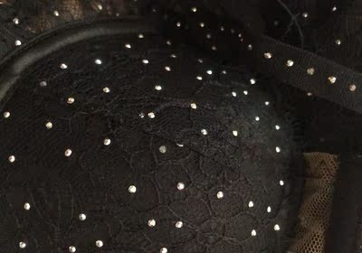 很不好,裤子还行。但是内衣一塌糊涂根本不能穿,后面的排扣都扣不紧因为是歪的。前面的几根带子长短不一样,罩杯也是不服贴往外翻,侧面的两个边也往外翘,蕾丝拼接不齐。这个价格完全不值,收到的时候就掉了几颗钻了,简直无语。看图吧 很不好,裤子还行。但是内衣一塌糊涂根本不能穿,后面的排扣都扣不紧因为是歪的。前面的几根带子长短不一样,罩杯也是不服贴往外翻,侧面的两个边也往外翘,蕾丝拼接不齐。这个价格完全不值,收到的时候就掉了几颗钻了,简直无语。看图吧