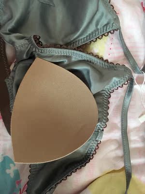 首先说重量吧，拿到的时候真的不敢相信，和文件夹一样的感觉，超级轻薄，不过材质不含一点棉让人很失望，而且胸贴的位置超级大，感觉穿着的时候会跑出来，带子的地方不是松紧的是调节纽扣这点也很麻烦，因为在背后的位置，试穿了一下下，虽然我胸型外扩但是挺好看的，买这种就是为了让胸看起来不那么大，好了，说了那么多废话，我就是觉得这个东西贵了，现在人都讲究包装，不讲究东西质量了？