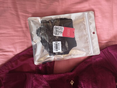 搞活动买的很便宜，买回来大了一点又换了小码，小码罩杯又小了一点，不想来回再折腾一次了，就凑合穿吧，毕竟价格非常便宜，内裤太小非常不舒服洗完试了次就再也不想穿了，送的M码内裤完全是鸡肋，说实话不如不送，这应该是第一次也是最后一次买这个牌子