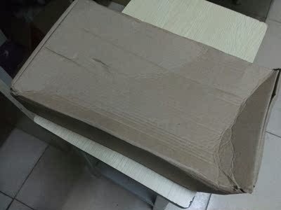 快递，，，有一点暴力诶。。。发的是细带子的，其中不好的地方，你们懂的，不过穿得厚就无所谓啦。本来的码子没有喜欢的颜色了，就买大一号，结果挺合适。可能是我不懂，我觉得内里像塑料泡沫那种质感。。但总体还不错，穿上是舒适的。