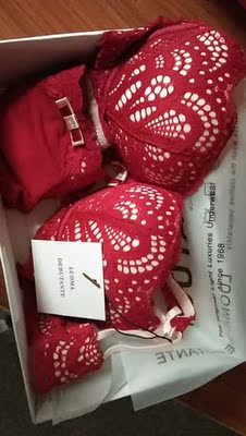 朋友结婚   快递送的很及时   特别好看的款式！自己也要再入一套