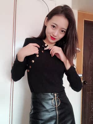 衣服布料不错，穿在身上舒服，主要好搭配性感又时尚显身材，可以把扣子都系上就是一个普通的小衫，把扣子解开几个就性感漏锁骨，价格实惠，入手值了！