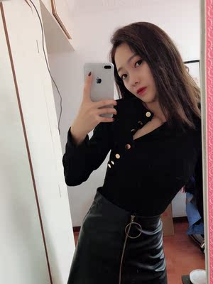 衣服布料不错，穿在身上舒服，主要好搭配性感又时尚显身材，可以把扣子都系上就是一个普通的小衫，把扣子解开几个就性感漏锁骨，价格实惠，入手值了！