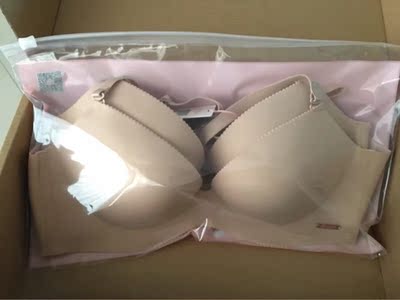 之前买了一个 穿过后觉得好舒服 也不会觉得踏 很有型 后面这两个是做活动的时候买的 超级划算 喜欢她们家的内衣 实惠又划算 还会回购