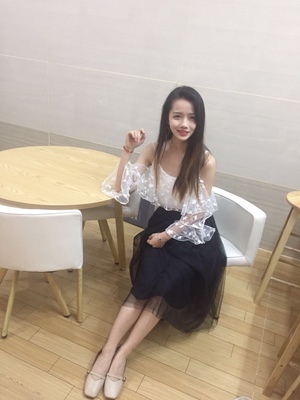 内衣确实不错，面料舒适，穿上身很舒服，比钢圈的舒服太多太多了。罩杯大小刚刚好，非常合适，很贴合胸部，这是买之前我最担心的，结果很贴哦！穿上瞬间感觉特别有自信。胸型衬得比较饱满。价格比内衣店便宜很多。衣服绝对物超所值，做工方面很精致，包装也很好，快递也很给力，非常感谢客服小姐姐的耐心介绍，也对尺码的选择有一定的帮助真正的了解，