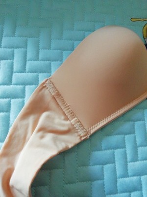 宝贝很好，包装也很精致，试穿了一下，感觉还是不错的，面料款式设计的合理 颜色还挺好看的 跟店家描素的一样 里面防滑设计的非常好 聚拢效果超好，真的不会掉。已经在用，聚拢效果还真的不错，特地穿了一段时间才来评价的，穿了几次之后没有掉的感觉 跟正常的文胸效果一样 洗了一下也没有掉色 还没变型，价位还不贵 感觉自己真的是买到宝了 很满意的一次购物。