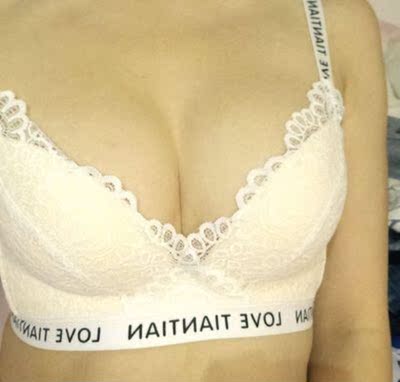 内内收到了，试穿了才来评的，而且透气性也比较好，穿上蹦几下也不会掉，跟一般的文胸差不多,穿上不会难受&nbsp;，好评&nbsp;好评&nbsp;好评，重要的事说三次&hellip;&hellip;很期待的一款内衣，跟图片一样，很好看，聚拢效果也很好，罩杯薄厚适中，更聚拢更透气