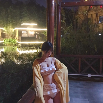 一眼看中了这套的高腰设计，到手被精致的蕾丝花纹美到了，上下都有特别漂亮的金属别扣，上身是很聚拢的那种完全不用塞垫子，下身的高腰和百褶边上身拉长了腿的比例，是我穿过最显身材的泳衣了～