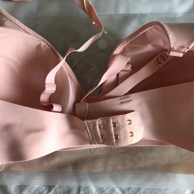 我们这有专柜，对比过东西一样，旗舰店买要划算很多，目前门店几乎无折扣。这款很舒服，有薄薄的海绵，不是很厚重那种，双排扣，不会很勒。颜色和图片差不多，没有太大色差。就是尺码大家买的时候还是要慎重选择，我按照店里的尺码表选择买回来小了，后面换了大码，平时穿是75C，发的普通快递，之前买发都是顺丰。对了，包装的盒子很好看，一看就是走品质路线。推荐。