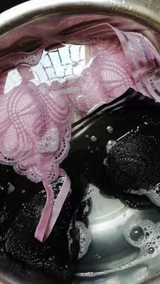 衣服很好，试穿了一下，真的是穿着很舒服，哈哈，颜色款式什么的也好看，适合我哦，刚刚在水里洗了一下，也没有褪色的情况，会回购的呦