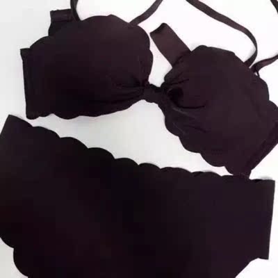 厚度对我来说刚合适，不会太厚，面料很舒服，里面料子摸着滑滑的，聚拢效果很好看着小丰满，托得胸型很美。副乳收可以把多余的肉肉收进去的，无钢圈文胸最适合现在穿，对胸部好非常的健康。而这个就蛮理想的，无异味、洗过不易变形，贴合度满分，透气性满分 。太喜欢了，物美价廉，内衣以后就在你家买了。下次来来的话希望还有优惠！