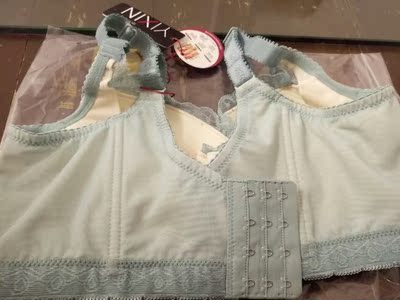 一直穿这个牌子的，以前都要买中厚或厚款的，现在怀孕了，改成买薄款的。产品一如既往的好，测比够高，后翼加鱼骨，四排扣，十分附合我这种外扩＋脂肪游走的身材！