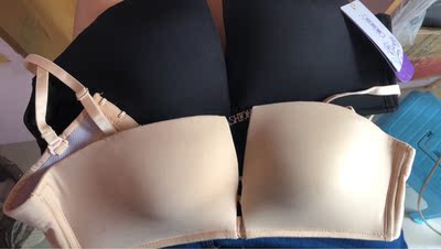 快递非常给力，一收到快递就打开看了，质量非常好，手感不错，比别人家质量好多了，卖家特别细心还送了肩带，一定会回购的，推荐！