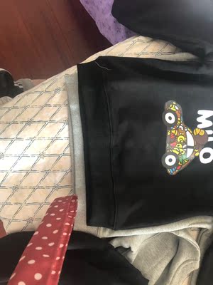 衣服一个尺码差距这么大，客服还要我去换货，我有那么多时间和你浪费吗，你们发货眼都没长吗，为了客服我也得给你们个大差评差评，衣服也很硬，淘宝这么多年最差一次差差差差差差