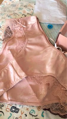 很喜欢、号码偏大些、包装很漂亮哦,快递有点慢。 很喜欢、号码偏大些、包装很漂亮哦,快递有点慢。