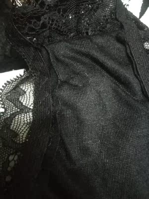 内衣还好，不会空杯，就是走的快或者跑步的话会抖胸。内裤的话就是没修好边，这蕾丝内裤看起来不能穿久，好薄啊。