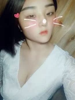 第一次穿隐形胸罩就选的这家，衣衣造型很好看，质量很好，布料摸着很舒服，防滑设计的很好不会脱落了，还很透气的，现在这个季节穿正合适，搭配一字肩跟露肩的衣服很好看哦，值得购买！