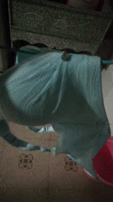 内衣罩杯老是往上跑,洗了还有一股味道,臭臭的,也是醉了,这款色差很大,完全不是图片那个颜色,实物就是天蓝色,颜色还是好看的,就是没法跟裤裤配一套了 内衣罩杯老是往上跑,洗了还有一股味道,臭臭的,也是醉了,这款色差很大,完全不是图片那个颜色,实物就是天蓝色,颜色还是好看的,就是没法跟裤裤配一套了