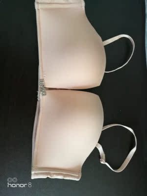 衣确实不错，面料舒适，穿上身很舒服，比钢圈的舒服太多太多了。罩杯大小刚刚好，非常合适，很贴合胸部，这是买之前我最担心的，结果很贴哦！穿上瞬间感觉特别有自信。胸型衬得比较饱满。价格比内衣店便宜很多。衣服绝对物超所值，做工方面很精致，包装也很好，快递也很给力，非常感谢客服小姐姐的耐心介绍，也对尺码的选择有一定的帮助真正的了解，