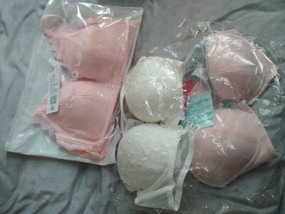 一样的价格,不一样的包装,吊牌也不一样,一次买了三件,两种包装,吊牌也是两种,问题要是价格问题的话,那其中两件价格一样,它们的包装至少要一样吧,价格便宜点那件包装差点我也想得通。问题是你这个其中有两件都是70多,一件包装好,一件包装差,这是什么情况。包装好的那件异味轻一些,包装差的那两件,异味重一些!用实图说话! 一样的价格,不一样的包装,吊牌也不一样,一次买了三件,两种包装,吊牌也是两种,问题要是价格问题的话,那其中两件价格一样,它们的包装至少要一样吧,价格便宜点那件包装差点我也想得通。问题是你这个其中有两件都是70多,一件包装好,一件包装差,这是什么情况。包装好的那件异味轻一些,包装差的那两件,异味重一些!用实图说话!