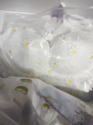 这件对我来说穿出来胸型最好看了，而且侧边比较高，可以收副乳，肩带是可以从后面调节的，从前面看的话，肩带很好看，但是黄色的花有点突出，而且聚划算买的，价格很便宜，我觉得很划算