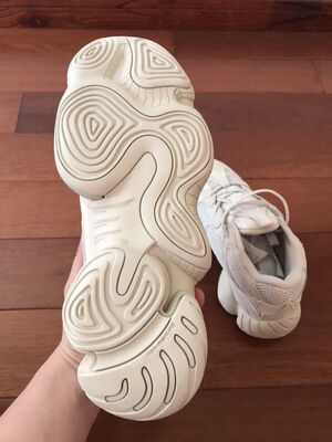 鞋子很不错,穿起来很舒适,而且还非常好看,卖家的服务也很到位,值得购买。 鞋子很不错,穿起来很舒适,而且还非常好看,卖家的服务也很到位,值得购买。