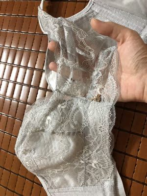 买了灰色和黑色，黑色第一次洗没有掉色，挺好的。就是内衣前面的蕾丝为什么不可以跟内衣多链接一些呢&hellip;只有中间的线是缝起来的，感觉有点劣质