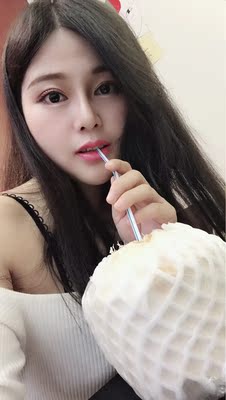 质量很好。非常喜欢。非常满意，非常性感的感觉。我的选择是正确的。超值。显瘦。还可以做内搭穿。交叉绑带的设计非常独特。