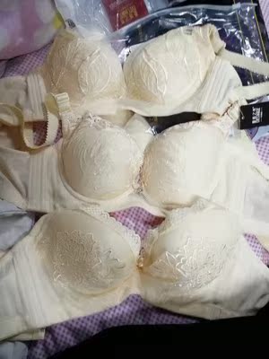 内衣真的很不错 很有重量 感觉里面的填充物手感有点儿像硅胶 但是和硅胶不太一样的是它有很多透气孔 而且没有那种钢圈束缚和压迫 穿起来也比较舒服 好评.聚拢效果挺好的，款式也很喜欢，买了两个内衣送了一条性感内裤，很惊喜,还送了洗衣袋，很满意！！！