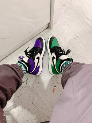 鞋子很正。不枉我等了这么久，超级赞👍🏻，上脚效果更是没的说。而且穿着，脚很舒服。 （小哥哥，我可以踩在你的aj上吻你吗，不可以，你可以踩在我的身上，吻我的aj！😂）