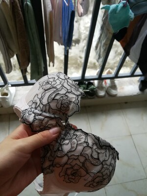 宝贝很不错呢，很漂亮。与实物相符合。上身效果也很美。亲们，质量还是不错了，喜欢就购买吧，特别是款式真的很漂亮。