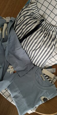 他家买过好几套情侣睡衣了,都是蓝色系的,感觉他们家的蓝色很好看,是流行的莫兰迪色系那种蓝灰色,不是粉嫩的特别鲜艳,看着很舒服。睡衣质量很好,洗了之后都很柔软,基本上没有变形,没起球 他家买过好几套情侣睡衣了,都是蓝色系的,感觉他们家的蓝色很好看,是流行的莫兰迪色系那种蓝灰色,不是粉嫩的特别鲜艳,看着很舒服。睡衣质量很好,洗了之后都很柔软,基本上没有变形,没起球