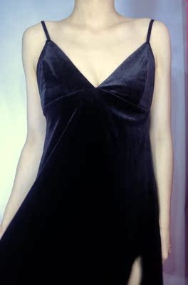 质量出乎意料的好，剪裁完美，穿起来超级显身材，好看极了，关键是料子很舒服，物有所值，打算再买一件其他颜色的，