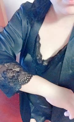 衣服质量很好，穿着很舒服，因为比较胖，拿了最大码，怕穿不上，没想到正合适，赞一个！胖纸也可以性感一回了！太开心了！