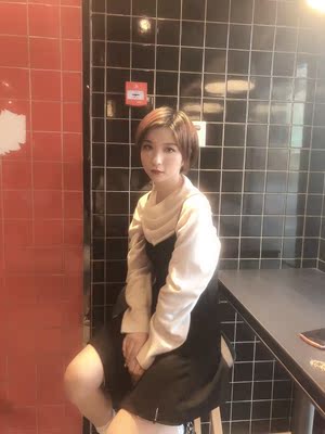 这家店已经无限回购了，很经典的小黑裙，质量和价格没话说的，本来以为这条裙子只能御姐的，到手之后随便加在了毛衣上面觉得很好看，就这么穿出门了，必须好评
