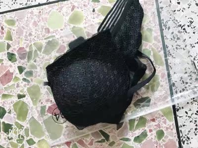 内衣漂亮，试了下大小合适，挺舒服，不会感觉束缚，更不会勒得慌，老婆很喜欢，满意