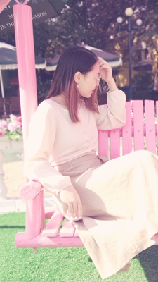 服务还行，拿过来有气味，散一段时间就好了，但是那个物流是要给我气死，着急着拿到，都到了我这边还错发到了别的省去了，还好赶得及我出去玩之前拿到，内衣穿起来没什么束缚感，就是两侧有一点不贴合，然后每个罩杯上的一条线有点不满意，稍微贴身或者薄一点的衣服就会显露出来，还行吧整体来讲，可能我外扩有一点，不太适合这种内衣吧