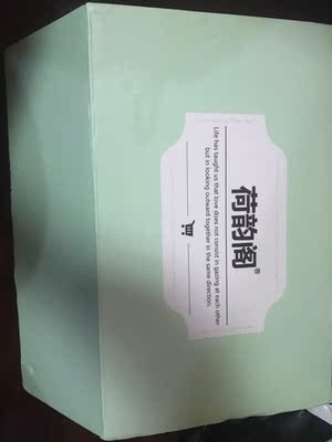 没想到快递那么神速，在放假前到货了，盒子包装安全可靠，特地洗了晒干穿过再来评价，确实不空杯，买过那么多的内衣，只有这款不空杯，不跑，肩带又很特别，满满的少女心！配套的内裤好性感，驾驭不了，哈哈