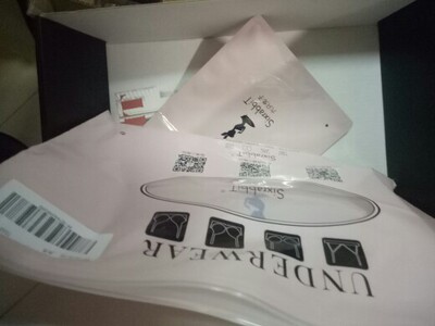 有点扎肉，但是又具体说不出来是哪里扎，摸着面料挺好的，大小的话都得是放到最大尺寸，但是还是有点勒，我还特意量了量我的胸围我没有胖，就是稍微有点小，不知道以后穿多了会不会松一点，总体来说还可以，建议买的时候稍微买大一个号的